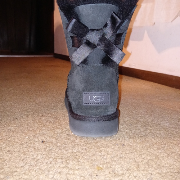 Uggs Bailey Bow short - Picture 1 of 3